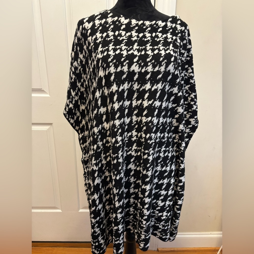 Ann Taylor black and white poncho